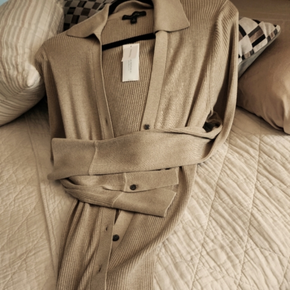 BANANA REPUBLIC BUTTON DOWN CARDIGAN NEVER WORN TAGS ATTACHED. 2022 COLLECTION.